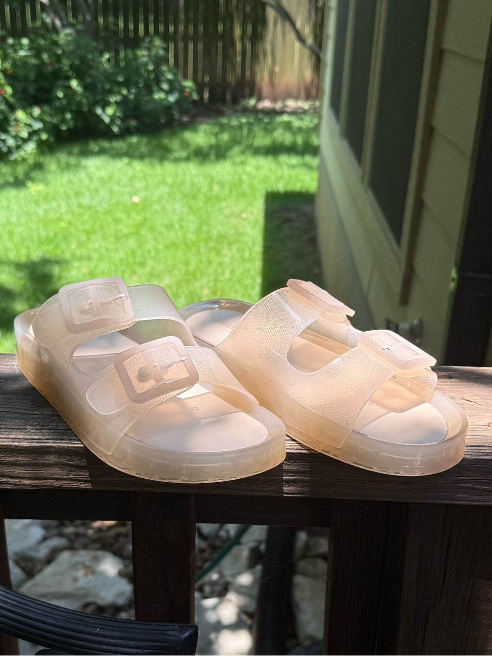 Cushionaire Pool Slide Sandals in Champagne - Women’s 9 - Picture 6 of 6